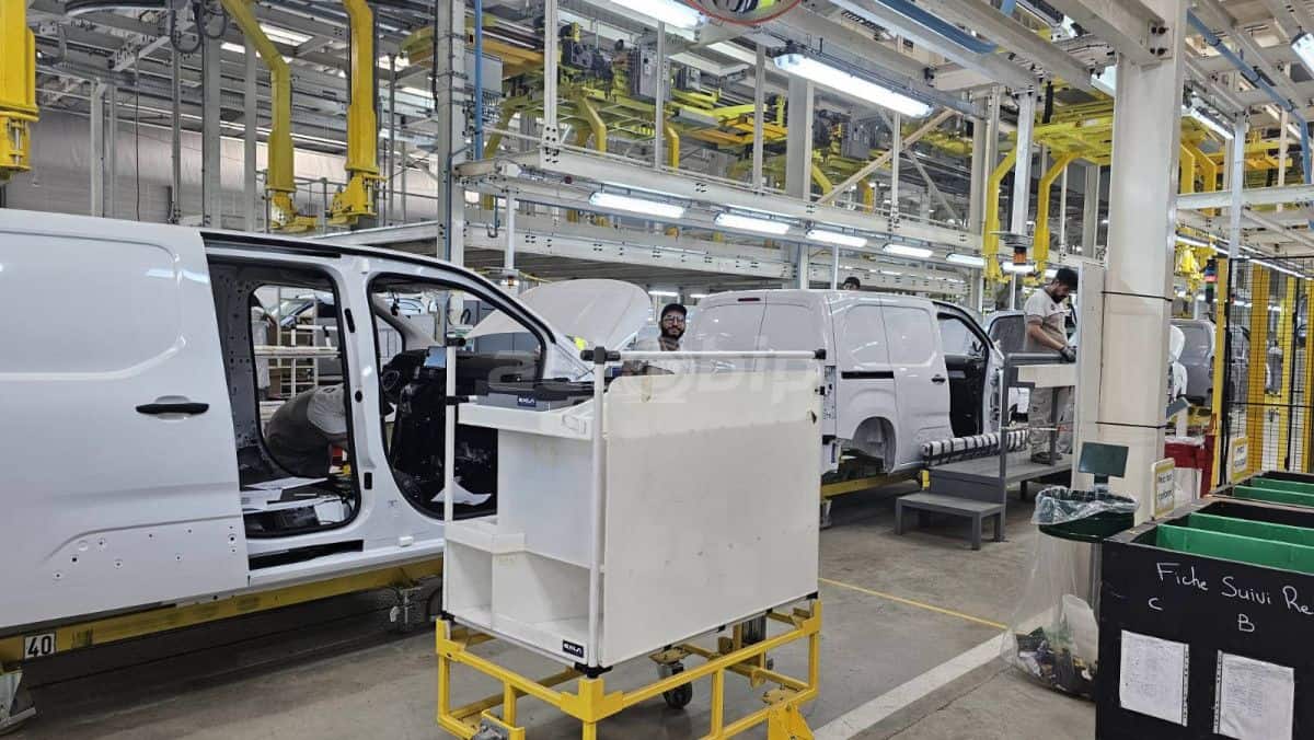 Processus de fabrication de véhicules dans une usine moderne.