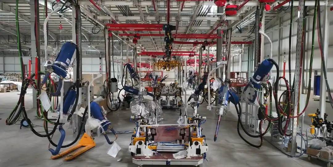 Robots industriels en action dans une usine moderne.