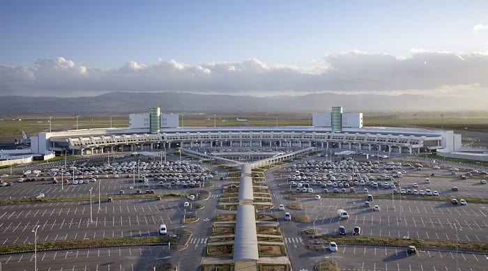 Aéroport d'Alger moderne et spacieux Vue aérienne de l'aéroport d'Alger avec parking et terminal.