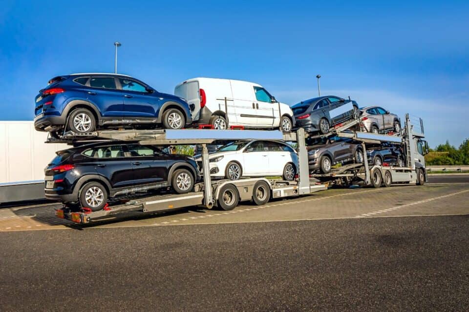 Algérie : un vaste réseau de trafic automobile démantelé ! Camion de transport de voitures avec plusieurs véhicules à bord.