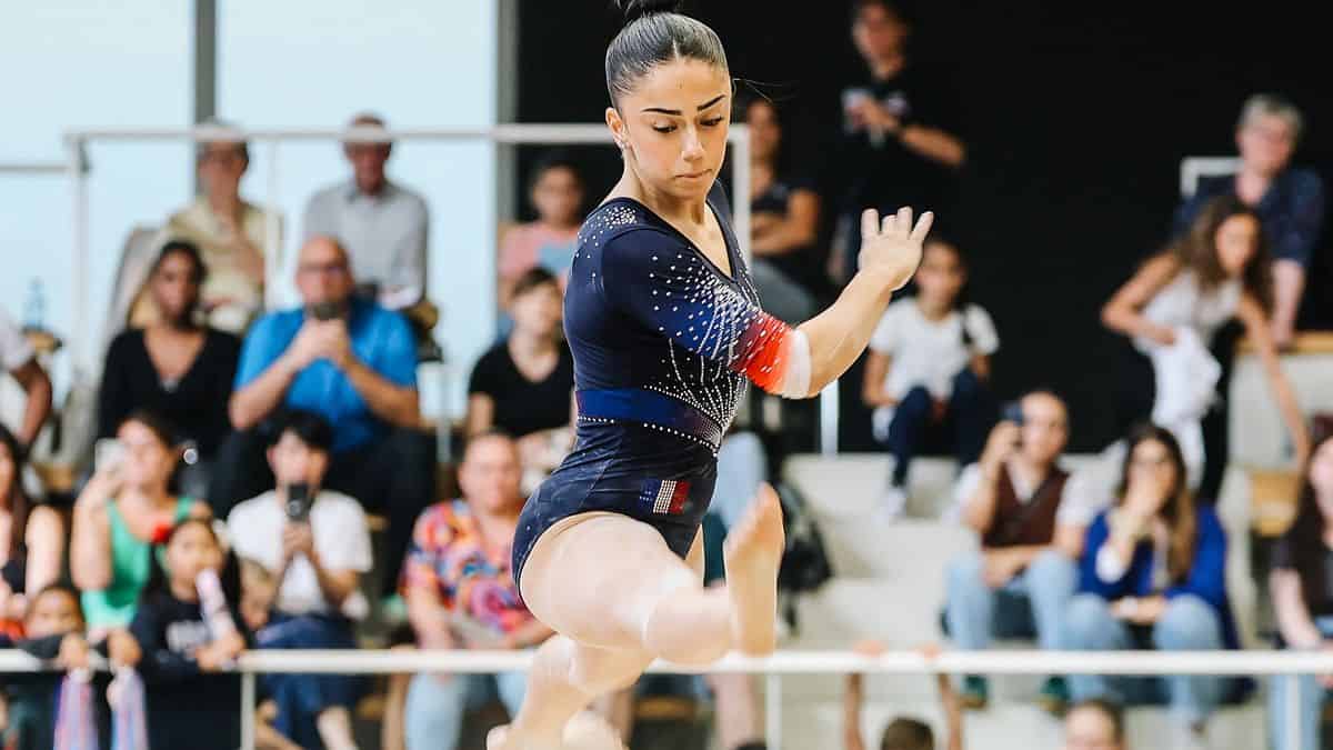Djenna Laroui : une décision qui déclenche la polémique Gymnaste en pleine performance lors d'une compétition.