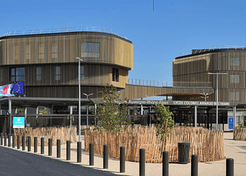 Faculté moderne en bois avec bâtiments arrondis en France.