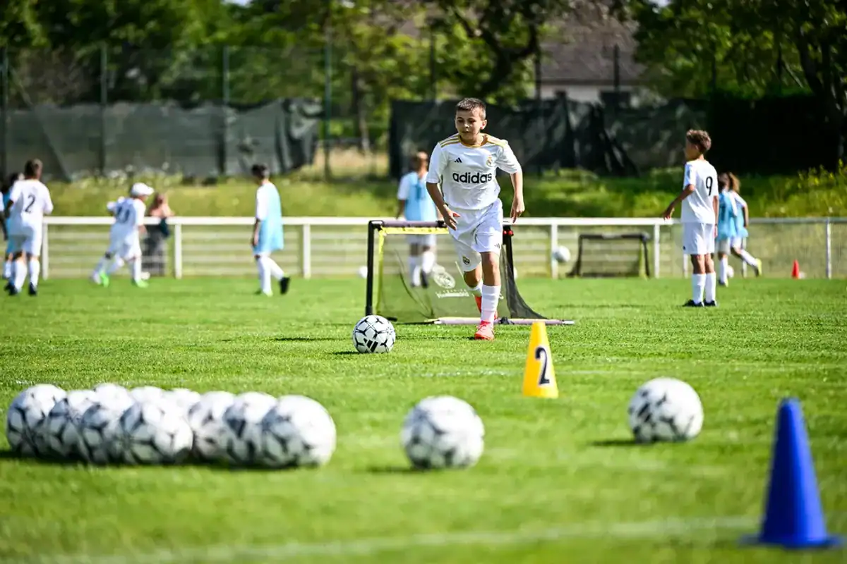 Le Real Madrid en Algérie : une annonce qui va vous étonner Jeunes joueurs de football s'entraînant sur un terrain en plein air.