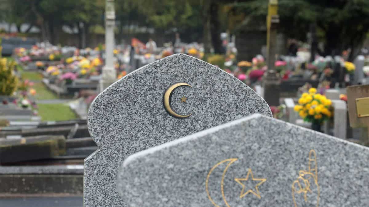 France : crise des cimetières pour les musulmans Tombeau avec symbole islamique dans un cimetière en France.