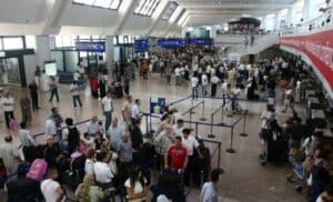 Passagers à l'aéroport d'Alger en pleine activité.
