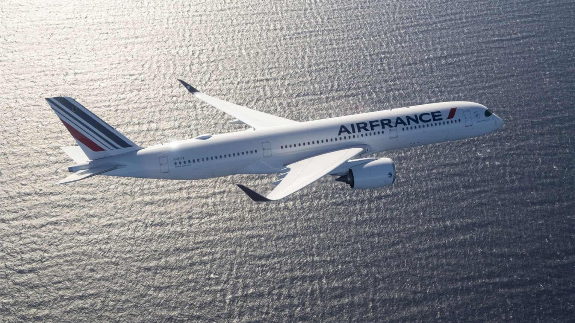Urgence : un vol Paris-Maroc rebrousse chemin après une odeur inquiétante Avion Air France survole l'océan lors d'un vol long-courrier.