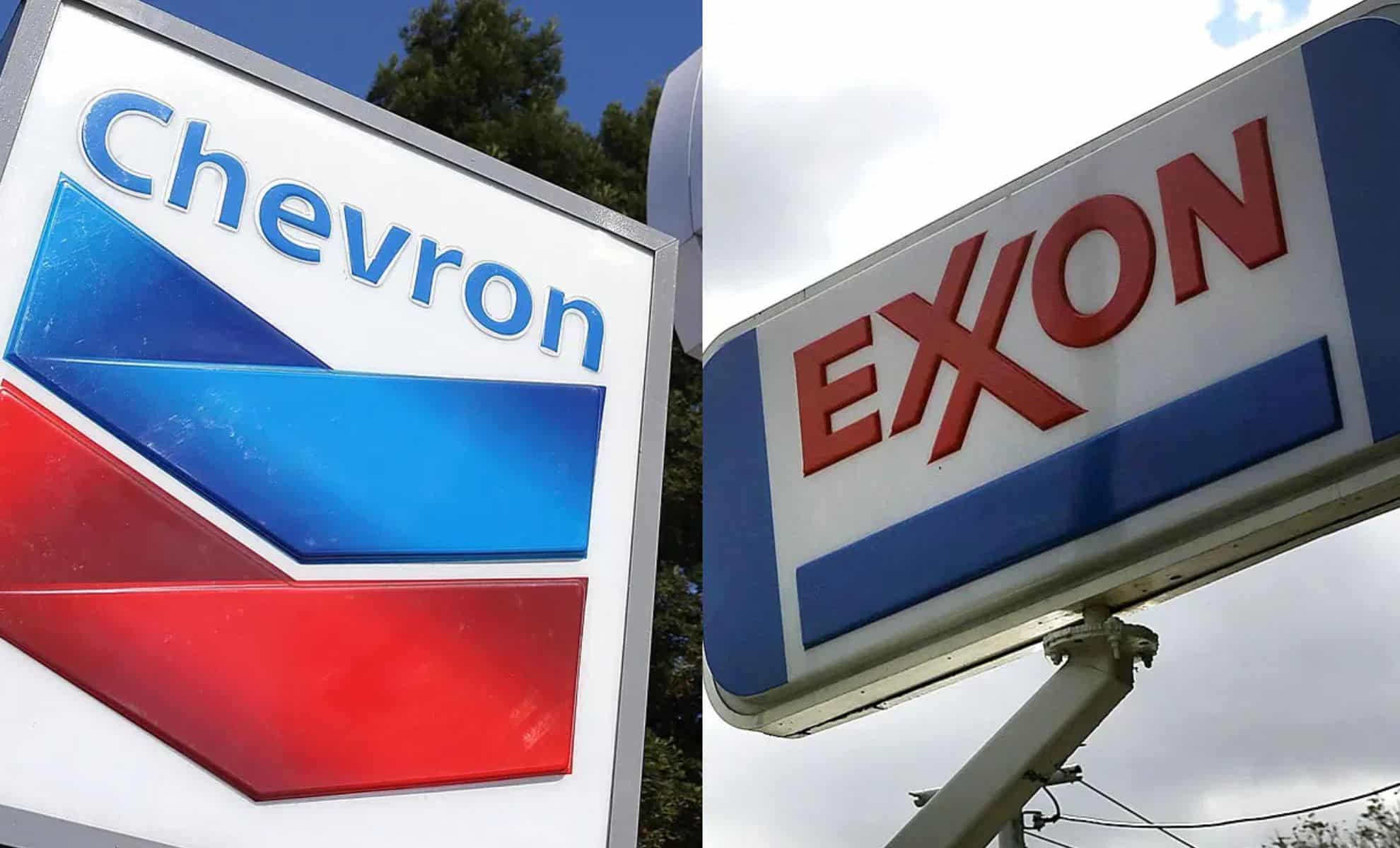 Panneaux de Chevron et ExxonMobil en Algérie pour exploration pétrolière.