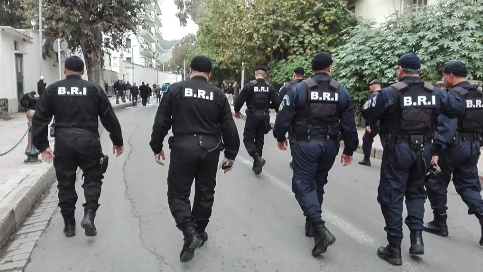 Algérie : la police récupère 30.000 € volés à des étrangers Policiers de la BRI en patrouille lors d'une opération en Algérie.