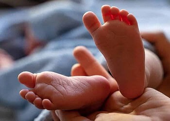 Bébé nouveau-né sauvé à l’aéroport de Bâle-Mulhouse après un vol d’Algérie.