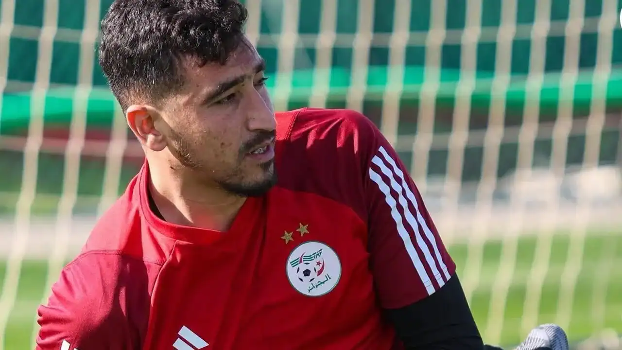 Équipe d’Algérie : Benbot de retour ? Le suspense relance avant le Mondial 2026 Footballeur algérien en entraînement, prêt pour le Mondial 2026.