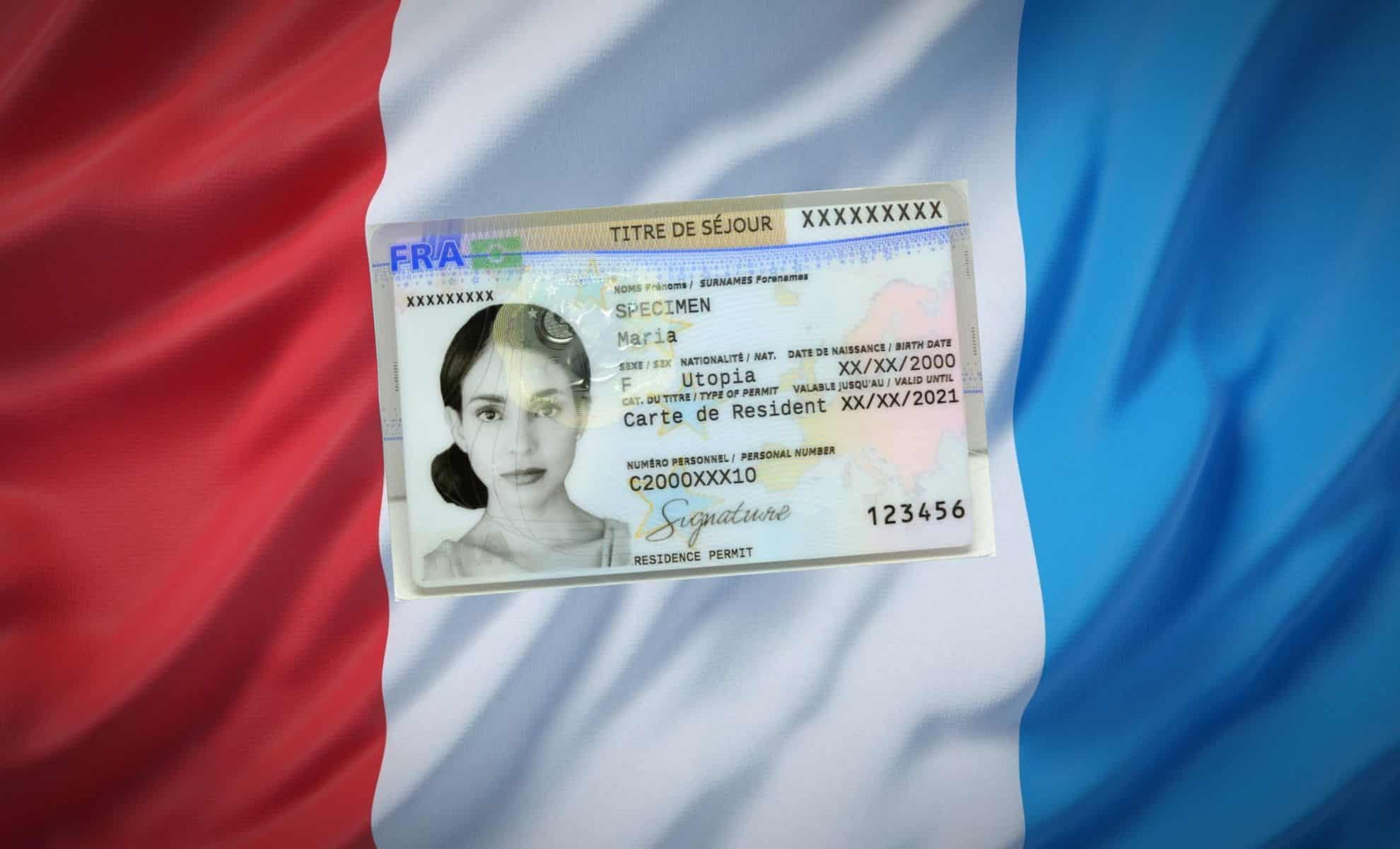 Une Algérienne obtient justice : un certificat de résidence accordé Certificat de résidence sur drapeau français, image pour Maghrebactu.