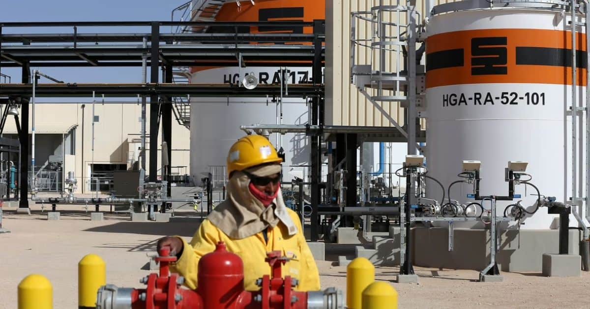Ingénieur dans une usine de liquéfaction de gaz naturel en Algérie.