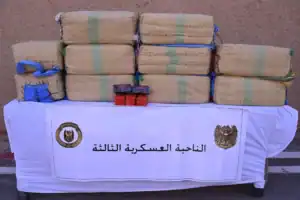 Saisie de drogue par l'armée algérienne, sacs de drogue sur une table.