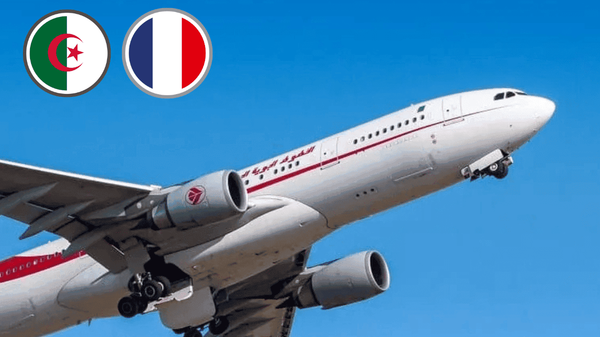 Air Algérie : découvrez des billets promo vers la France et plus ! Avion d'Air Algérie survolant le ciel avec drapeaux Algérie et France.