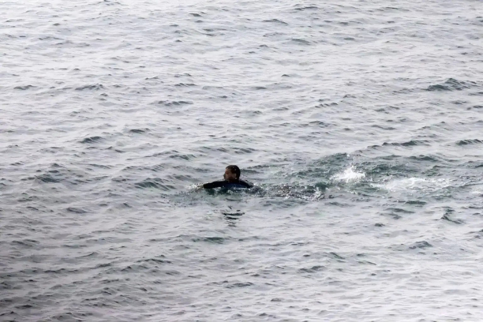 Disparition en mer : un jeune Algérien introuvable après une tentative vers Ceuta Jeune homme nageant seul en mer lors d'une tentative de migration.