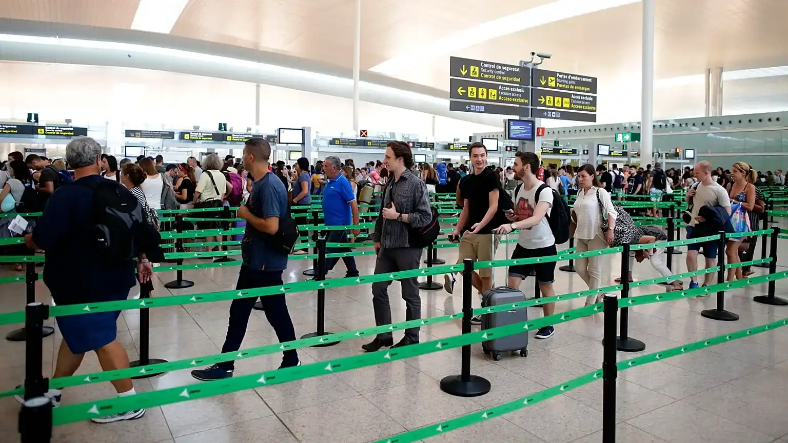 EES Schengen EES Schengen : chaos aux frontières, voyageurs sous pression