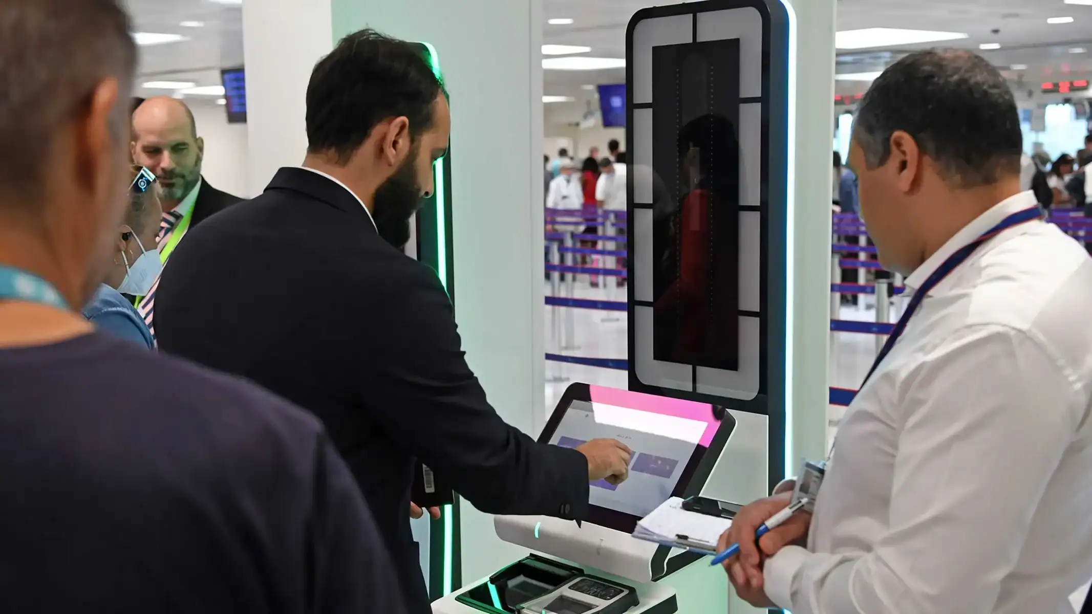 Contrôle d'identité dans un aéroport avec scanner et personnel.