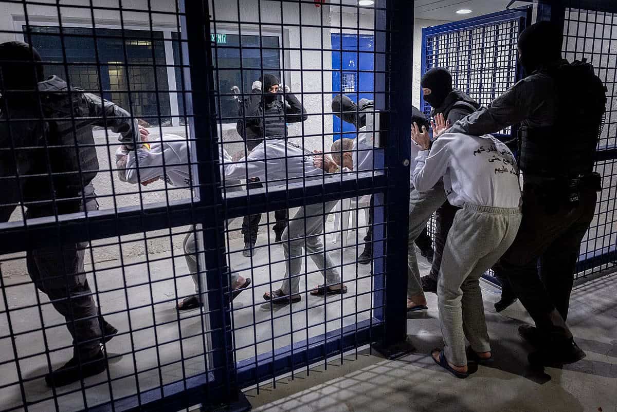 Conflit violent entre détenus et gardiens en prison israélienne.