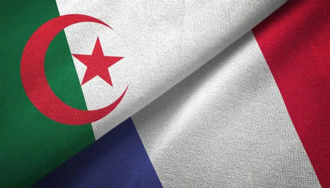 Drapeau Algérie et France côte à côte, symbolisant la relation bilatérale.
