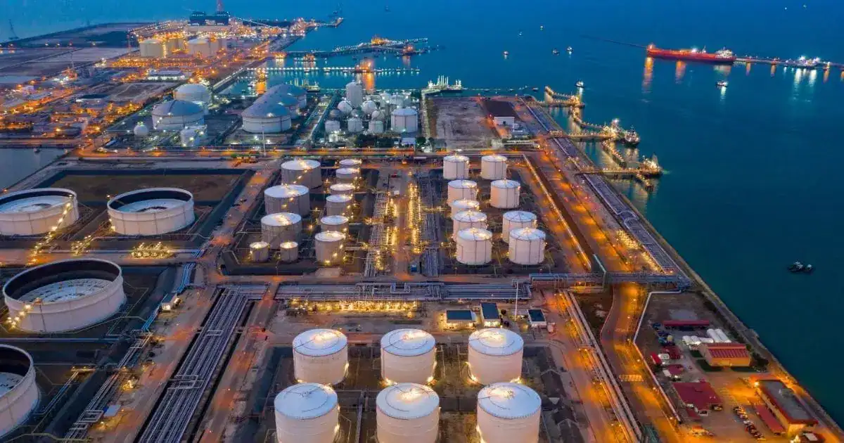 Plateforme pétrolière en mer Installation pétrolière en mer avec réservoirs et infrastructures portuaires.