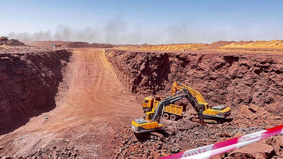 Gara Djebilet : un projet de 750 millions de dollars qui intrigue Excavatrice minière en action dans la mine de Gara Djebilet.