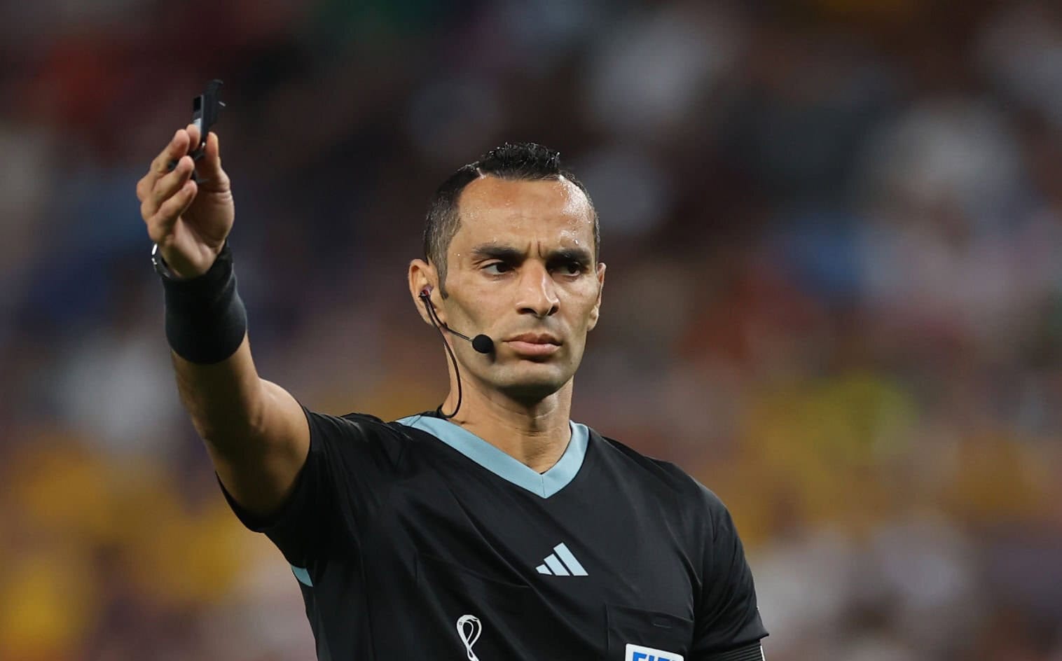 Arbitre algérien en action lors d'un match international.