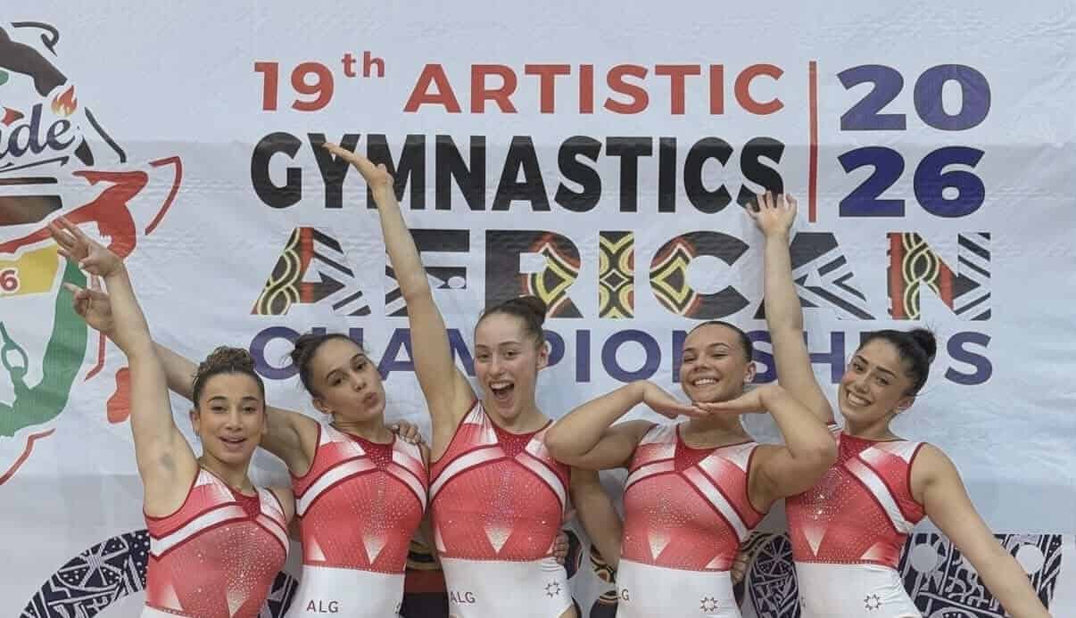 Groupe de gymnastes féminines célébrant leur victoire aux Championnats d'Afrique 2026.