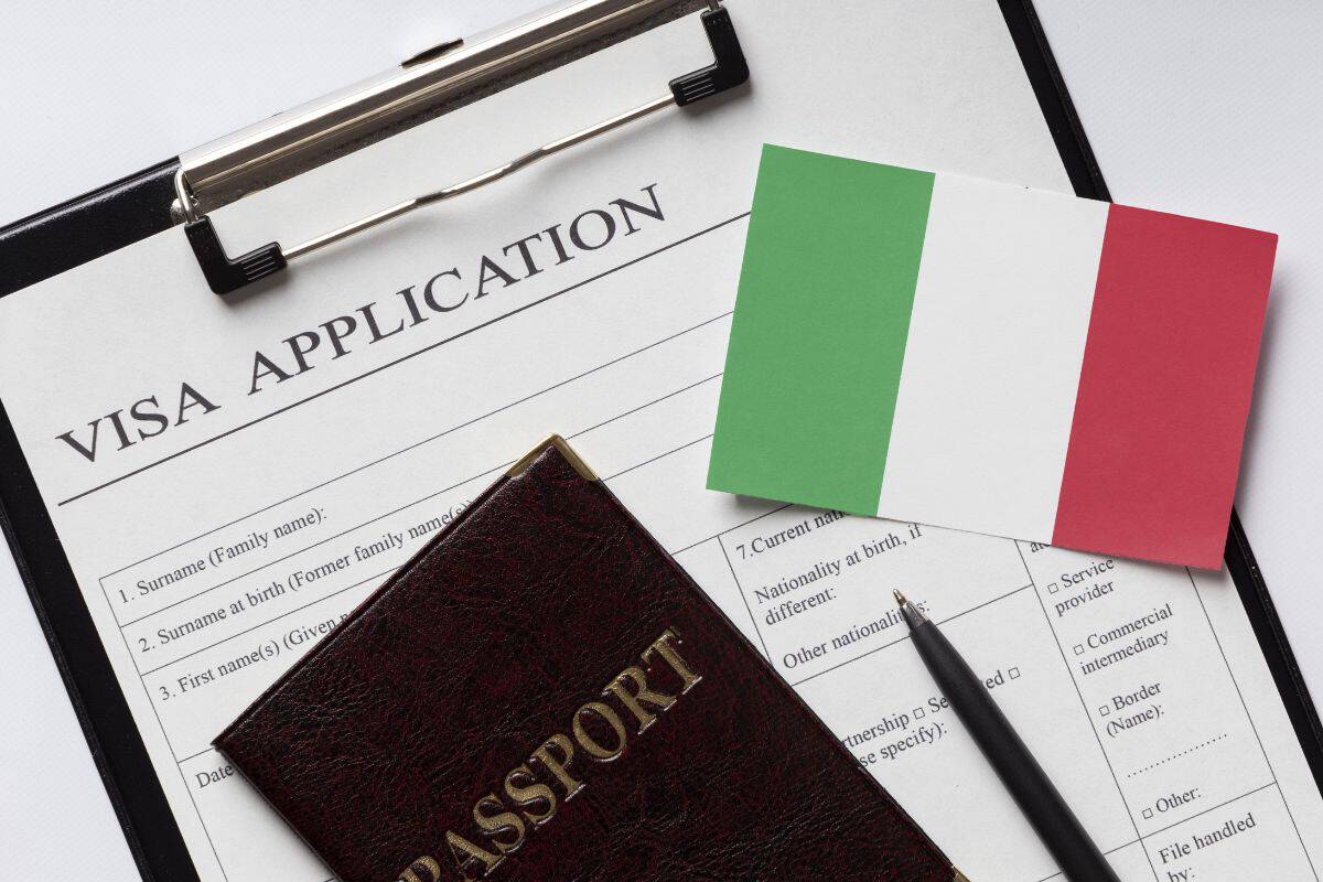 Dossier de demande de visa avec passeport et drapeau italien.