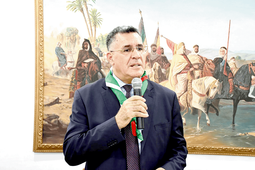 Découvrez Lounes Bouzegza, le visage de l'hydraulique Lounes Bouzegza parlant lors d'une présentation en intérieur.