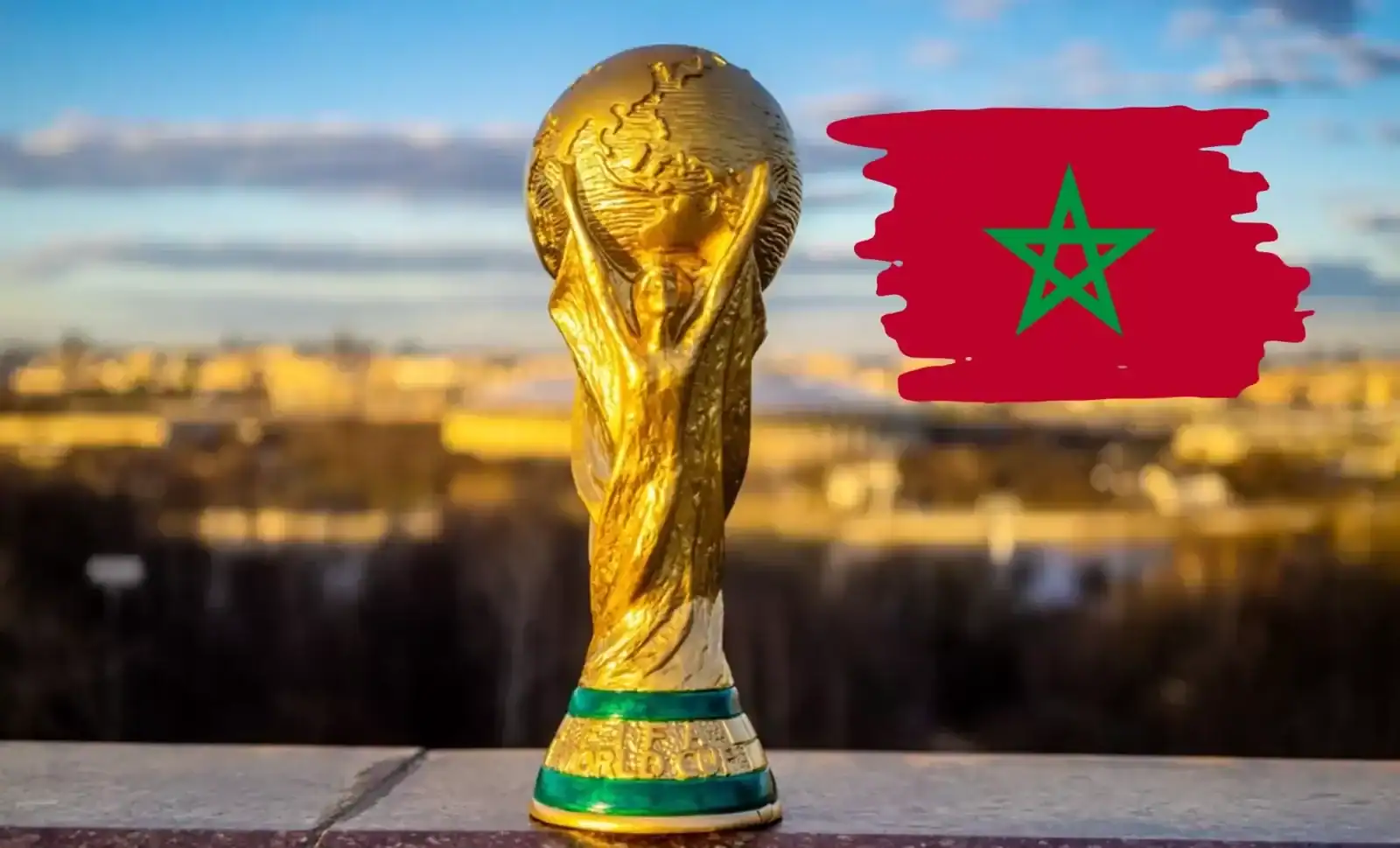 Le Maroc réorganise ses villes pour éblouir au Mondial 2030 Trophée de la Coupe du Monde 2022 avec drapeau marocain en arrière-plan.