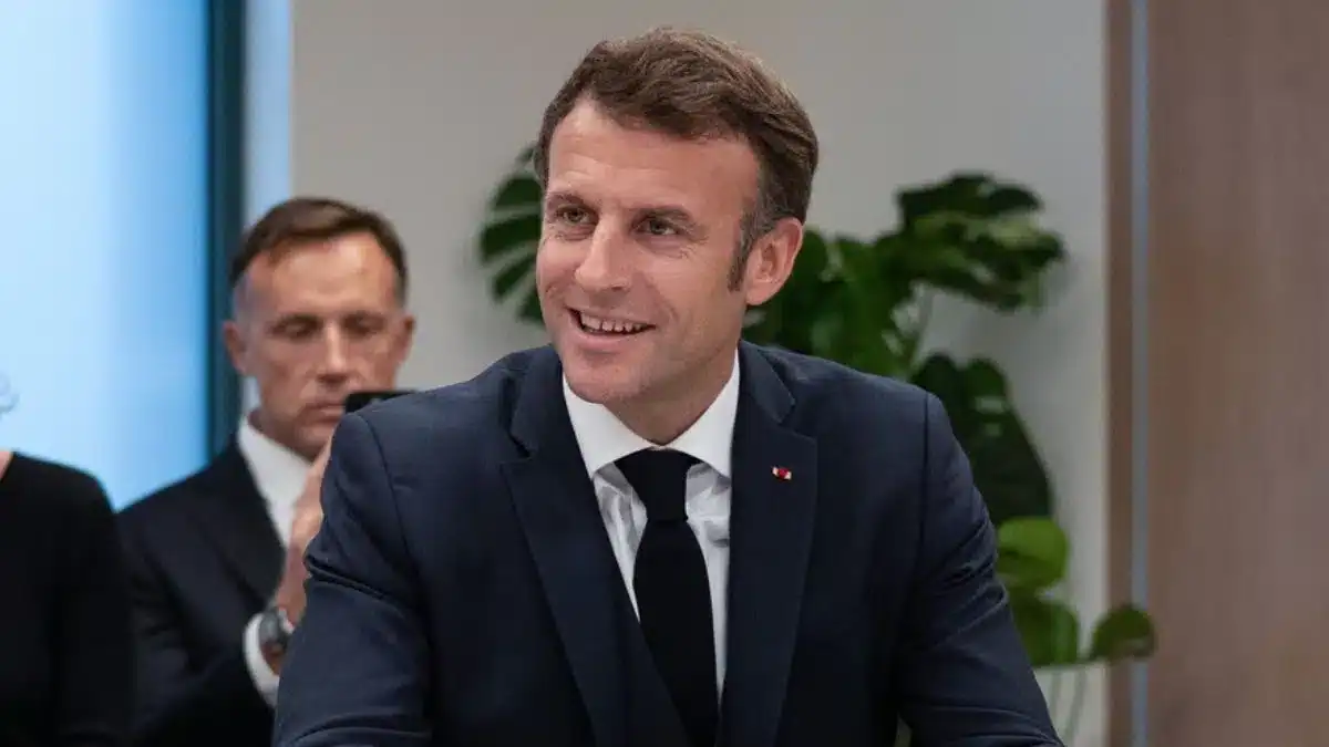Emmanuel Macron : un rêve audacieux entre Algérie et Maroc Emmanuel Macron souriant lors d'une rencontre officielle.