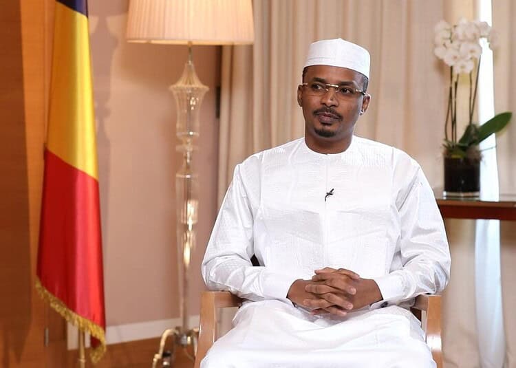 Le président tchadien en visite officielle dans un cadre intérieur élégant.