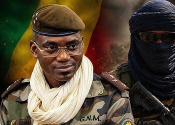 Deux hommes armés, l'un en uniforme, l'autre masqué, dans un contexte de conflit au Mali.