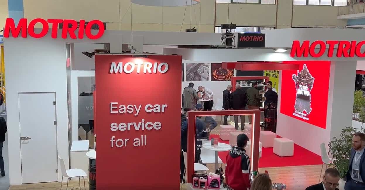 Motrio Algérie : partenaire clé dans la production de disques de frein Stand Motrio Algérie avec logo et espace de service automobile.