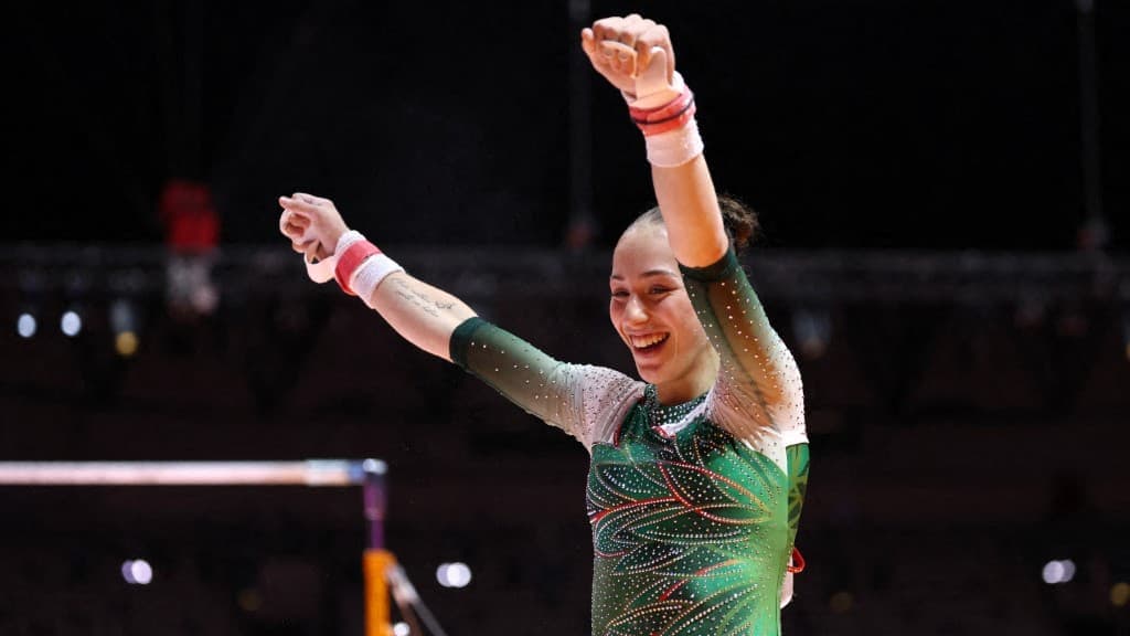 Kaylia Nemour célèbre sa victoire aux Championnats d'Afrique.