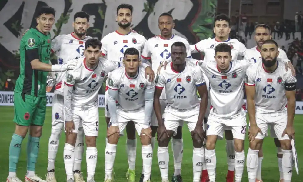 Équipe USM Alger lors d'un match au Maroc, qualification épique.