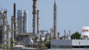 Sonatrach : Tensions US sur le marché italien en ligne de mire Installation industrielle pétrolière en Algérie avec tours et pipelines.