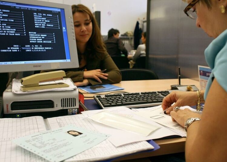 Renforts en préfecture : réduction des délais de titres de séjour