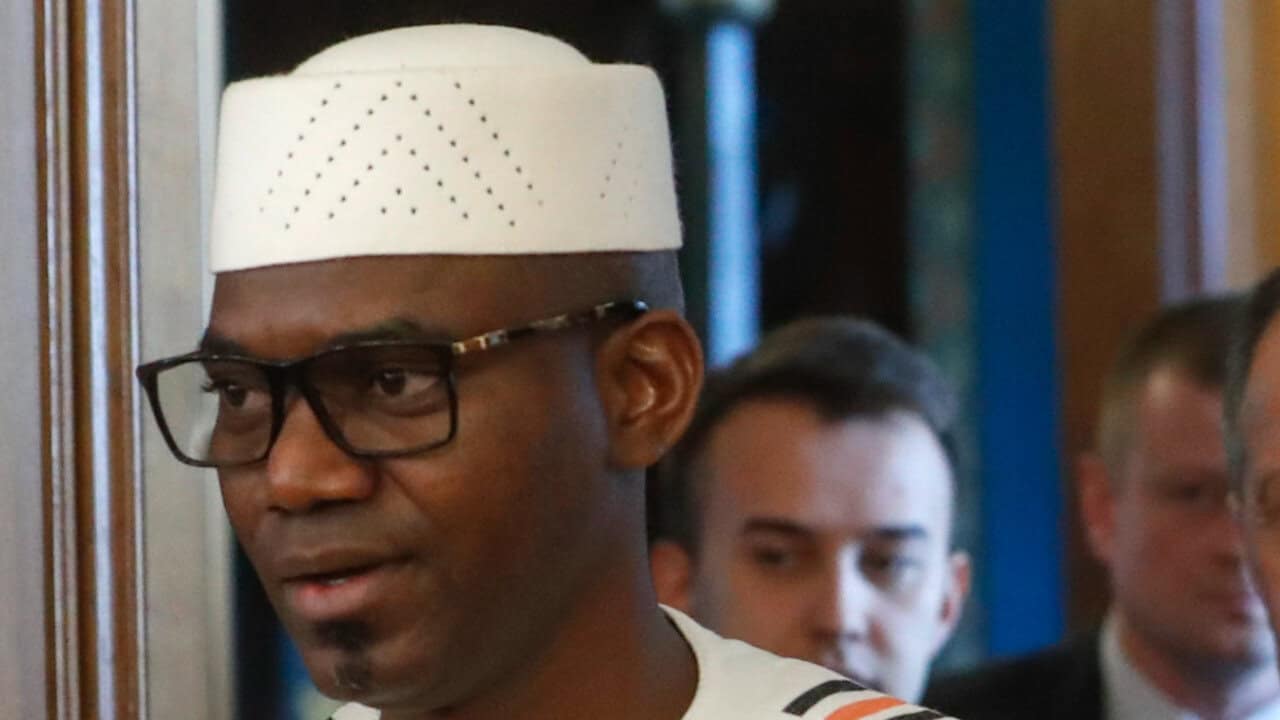 Ali Ideflawen : la chanson kabyle engagée perd sa voix immortelle Homme en tenue traditionnelle et lunettes lors d'une cérémonie officielle.