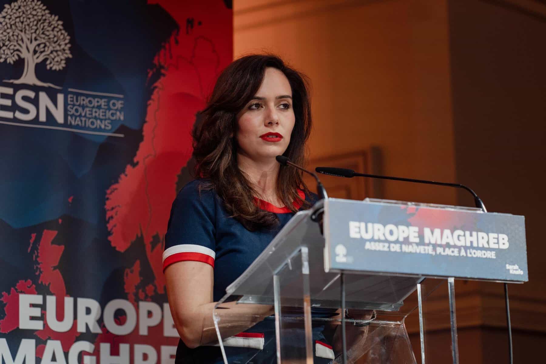 Sarah Knafo et sa facture algérienne à 9 milliards : une énigme intrigante Sarah Knafo parle lors d'une conférence à Europe Maghreb.