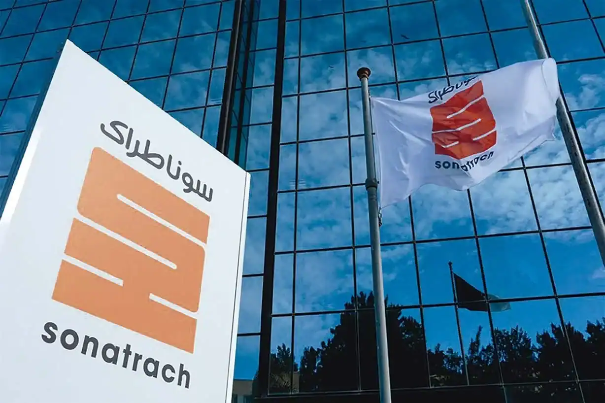 Sonatrach en pleine expansion mondiale Logo de Sonatrach devant un bâtiment moderne en verre.