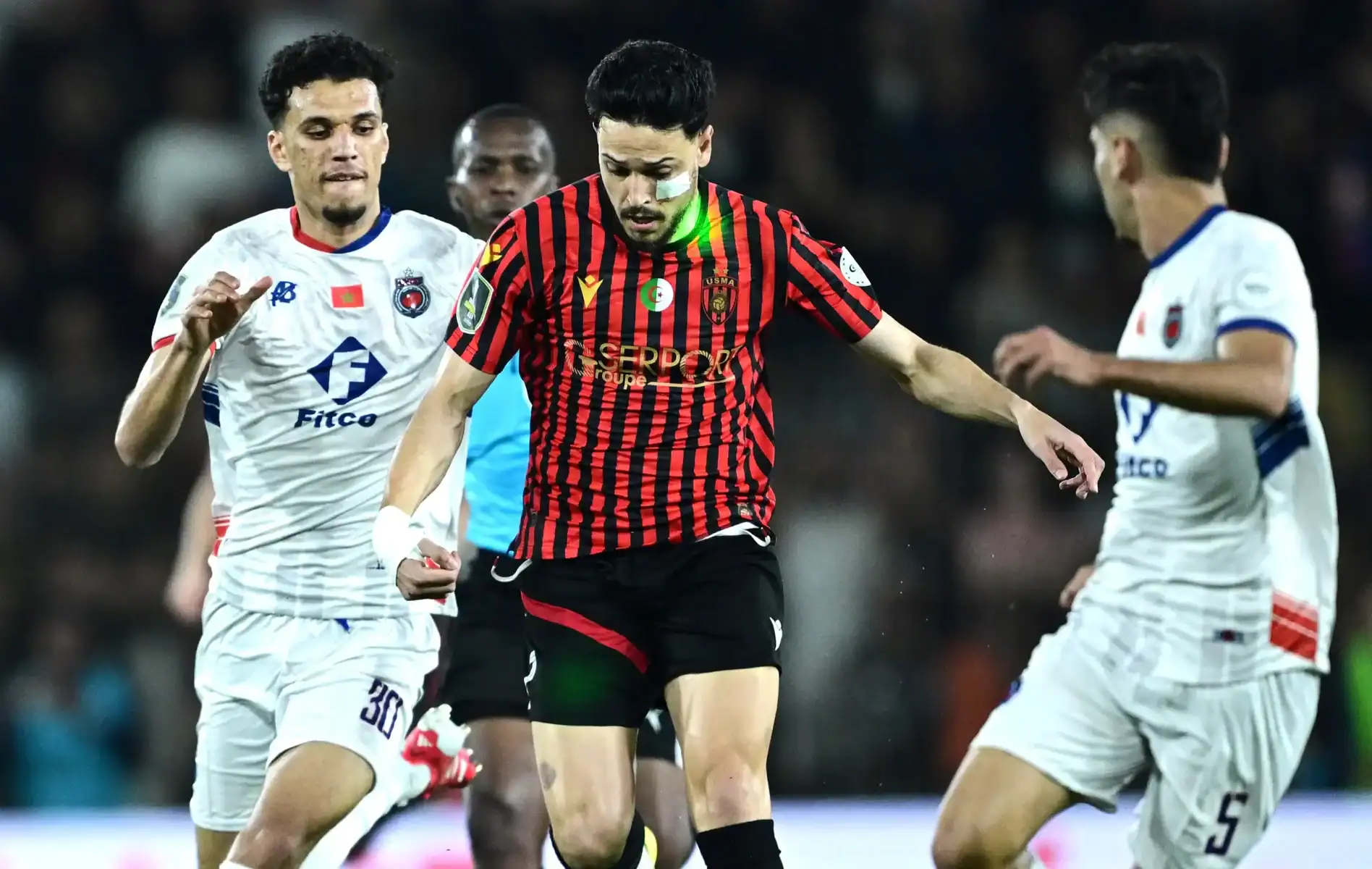 Joueurs de football en action lors d'un match Libye-Maroc.