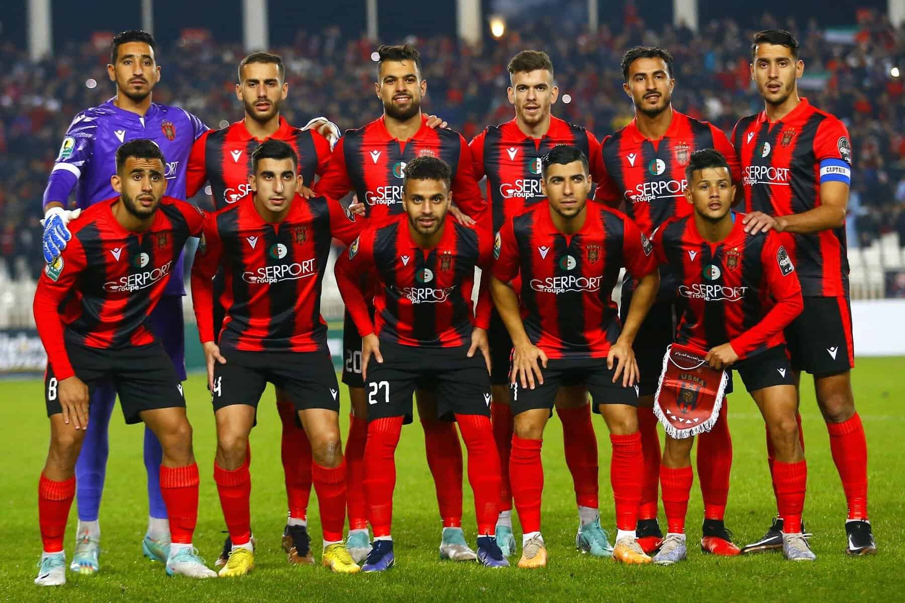 USM Alger : une qualification épique au Maroc en pleine tempête ! Groupe de joueurs de USM Alger lors d'un match au Maroc.