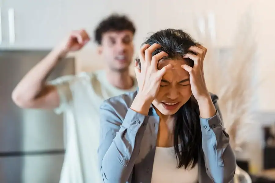 France : une dispute conjugale sur fond d’envoi d’argent Femme en détresse lors d'une dispute conjugale.