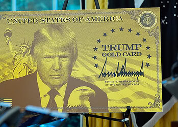 Carte Gold Trump USA avec image de Donald Trump et drapeau américain.