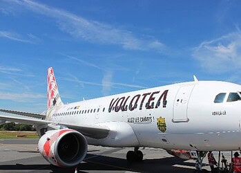 Avion Volotea prêt pour le vol, vue de face sur tarmac.