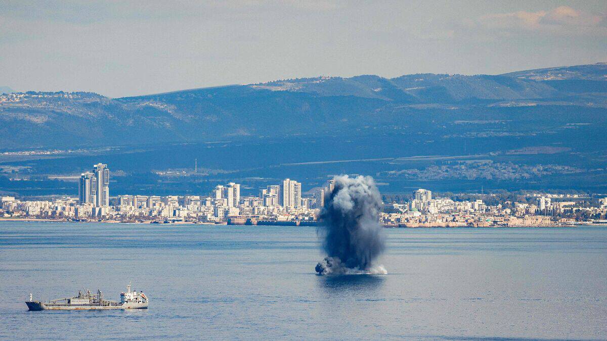 Explosion maritime avec une colonne de fumée noire.