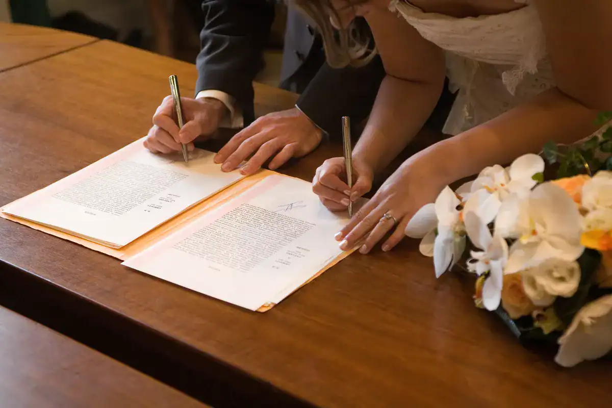 Mariage franco-algérien refusé : la vraie raison du blocage Signature de mariage lors d'une cérémonie officielle en France.