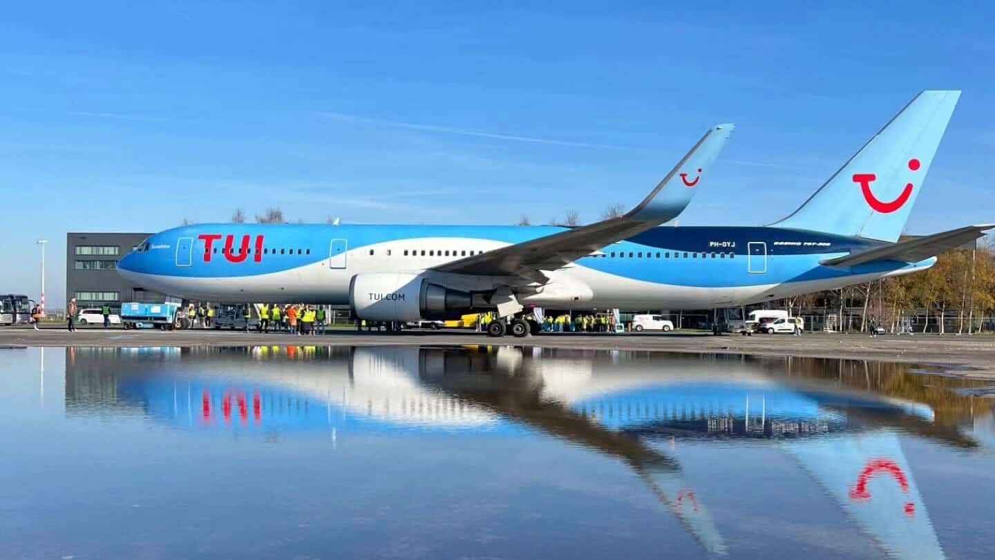 Compagnie en Algérie : nouvelles règles pour vos bagages cabine ! Avion TUI stationné à l'aéroport avec reflet dans l'eau.