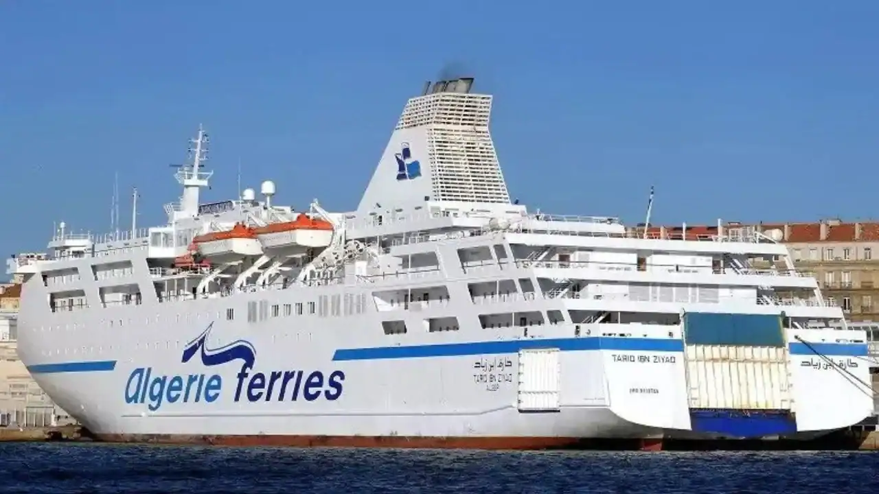 Ferry Algérie Ferries au port, vue de face avec bâtiments en arrière-plan.